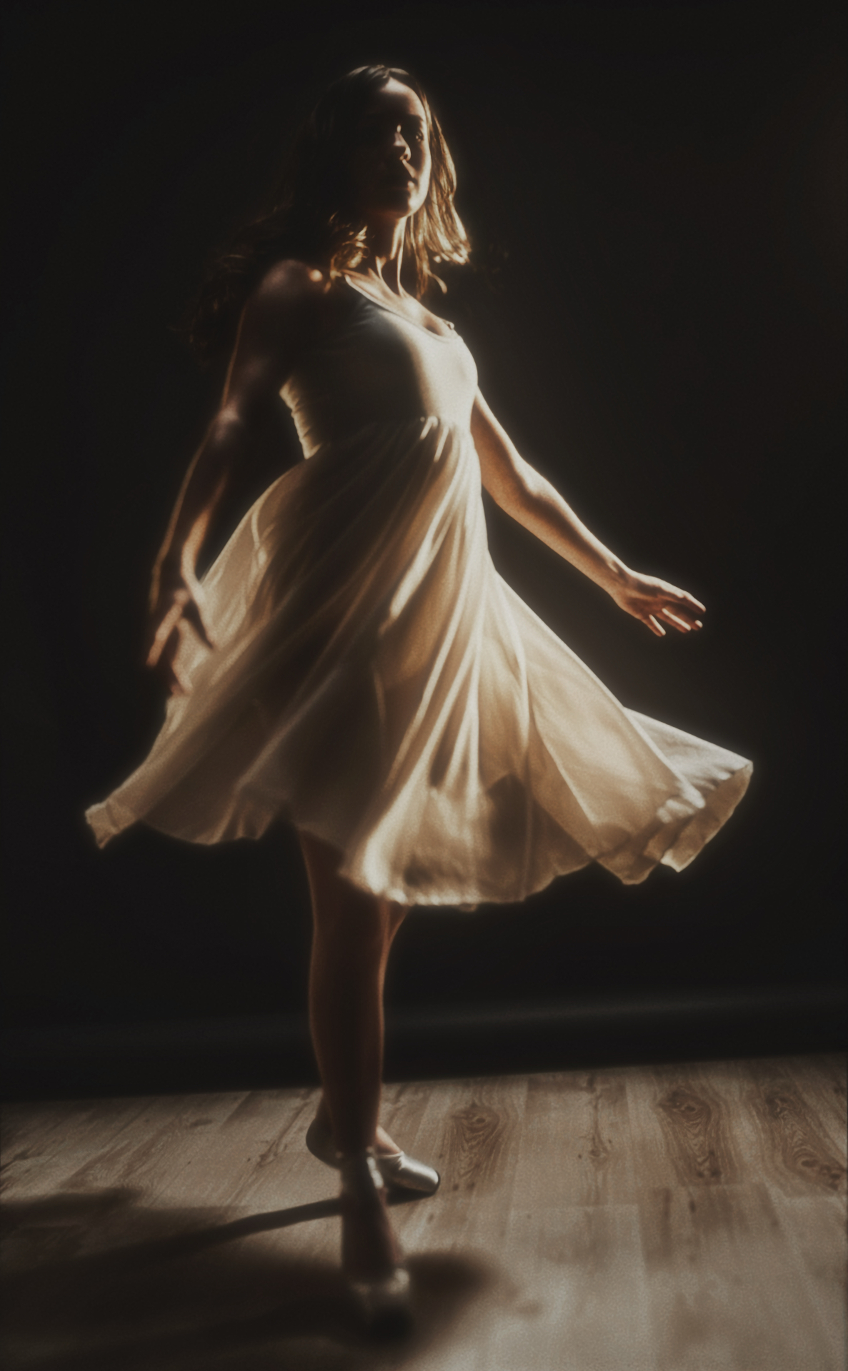 Drehbewegung im Kleid, weiches Licht